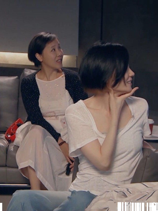 51歲狀態依舊好到爆！天后王菲直播首秀「無美顏零濾鏡」　神秘大咖突現身「兩人合唱引爆全場」