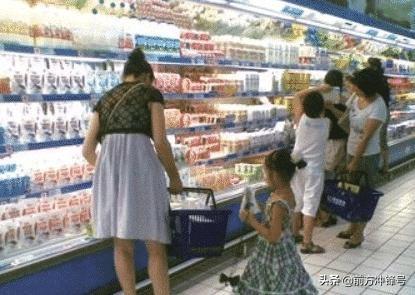 母親帶孩子逛超商！拿「空瓶結賬」被要求10倍賠償　母親堅持絕不退步：「我們顧客是你們的上帝」
