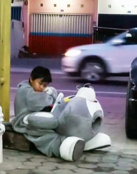 太累坐路邊休息！9歲童「忍熱穿玩偶裝工作」每天步行10公里　為補貼家用「犧牲童年不喊苦」：有錢就能買飯了