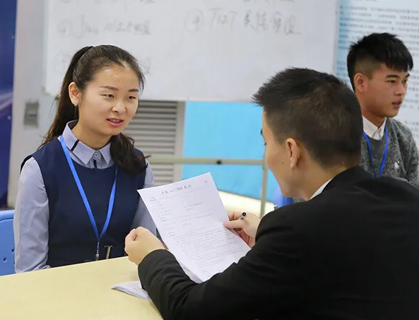 面試官問：發工資時少了100元，你會怎麼辦？　算了的當場淘汰「男子機智回答」不得罪人還解決問題