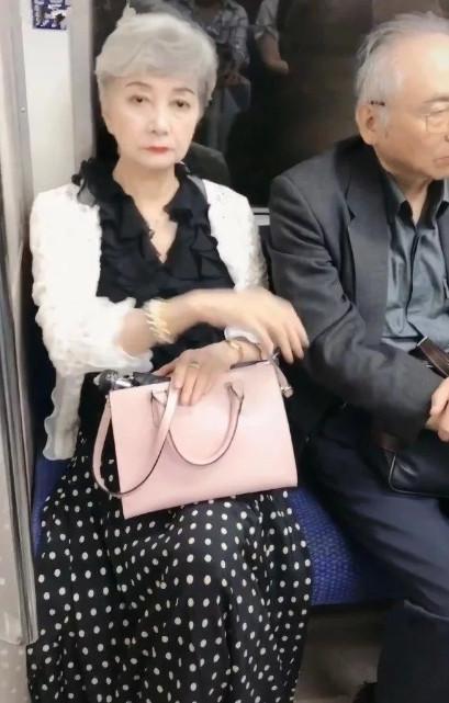 地鐵「精緻阿嬤」爆紅！滿頭白髮「仍掩飾不住美」氣質好優雅　驚艷網友：原來老去也能這麼美