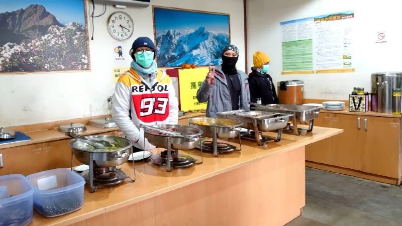 名作家批300元「玉山排雲餐味如嚼蠟」惹議！玉管處「曝製作過程不容易」：每粒米都靠揹工背上山