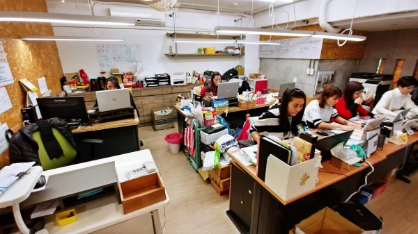 豪灑500萬年終！超大方老闆「賺的全分員工」福利多到數不清　「幫忙養孩子到高中」待員工如家人