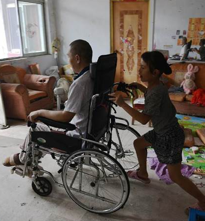 童年提早結束！父意外動彈不得「8歲女兒扛整個家」洗衣煮飯樣樣會　「見證爸爸再站起來」感動到哭