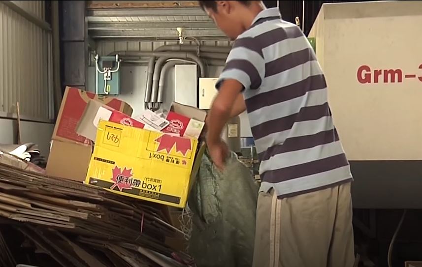不捨拾荒嬤辛苦！國中弟「騎腳踏車撿回收」學費自己賺　放假不賴床「早起為視障父下廚」樂觀生活