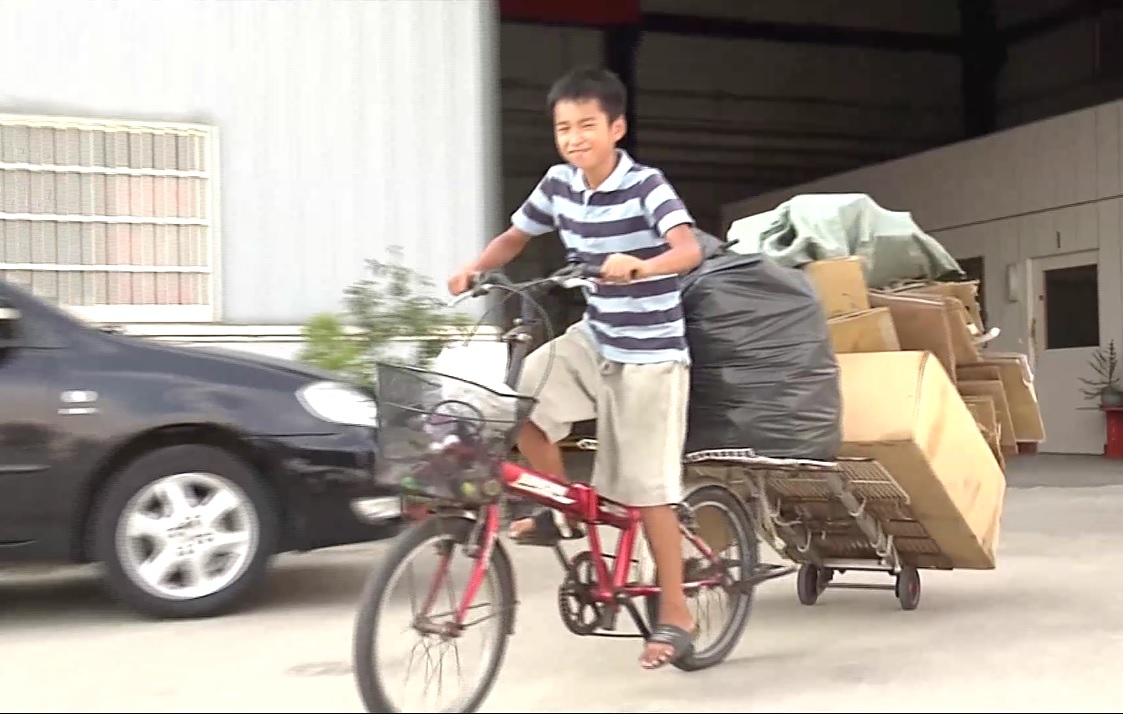 不捨拾荒嬤辛苦！國中弟「騎腳踏車撿回收」學費自己賺　放假不賴床「早起為視障父下廚」樂觀生活