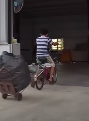 不捨拾荒嬤辛苦！國中弟「騎腳踏車撿回收」學費自己賺　放假不賴床「早起為視障父下廚」樂觀生活