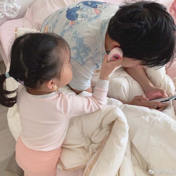 伊能靜曬女兒慶生照！4歲小米粒正臉首曝光「穿白裙扎小辮甜美惹人愛」，曾因長相被攻擊如今「簡直整容式成長」 