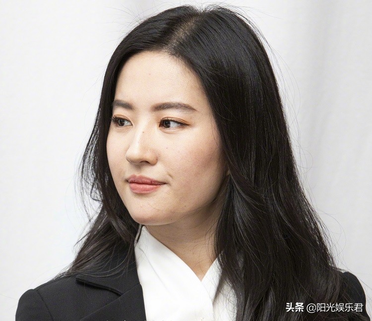 連毛孔都清晰可見！劉亦菲零濾鏡「未修懟臉」照曝光：高清鏡頭下「皮膚狀態超真實」     顏值如何一看便知