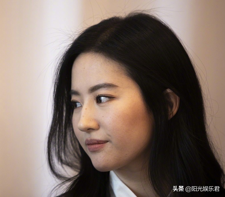連毛孔都清晰可見！劉亦菲零濾鏡「未修懟臉」照曝光：高清鏡頭下「皮膚狀態超真實」     顏值如何一看便知