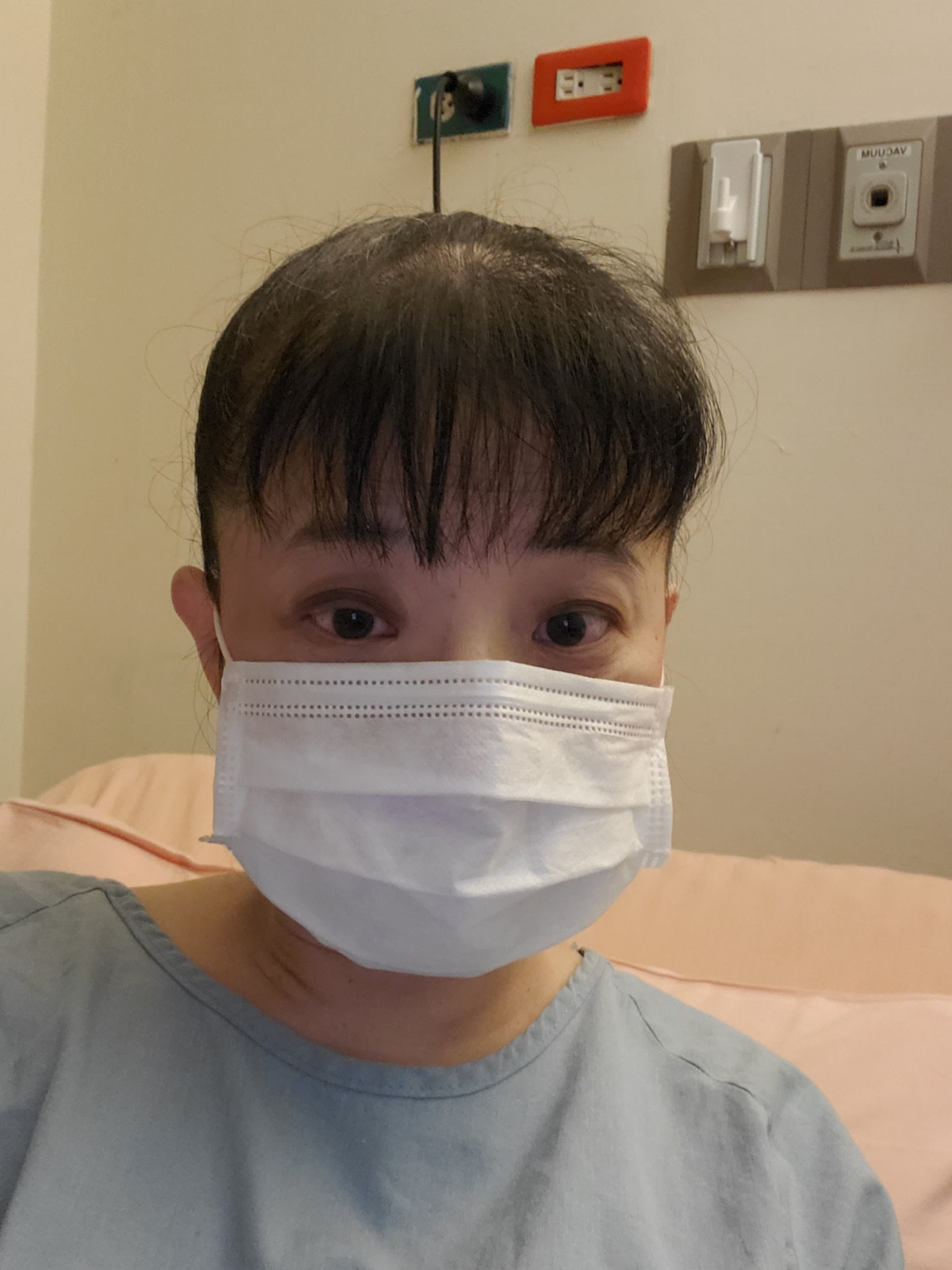 不是親生的！聽到養母出事「兒子下班秒衝醫院」沒喊過累　挽著手「現在換我報恩」：只認妳當媽