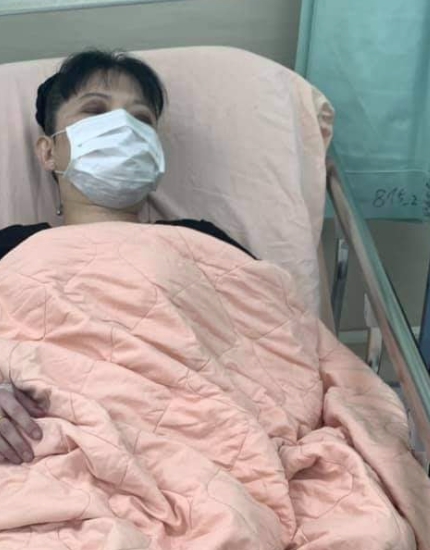 不是親生的！聽到養母出事「兒子下班秒衝醫院」沒喊過累　挽著手「現在換我報恩」：只認妳當媽