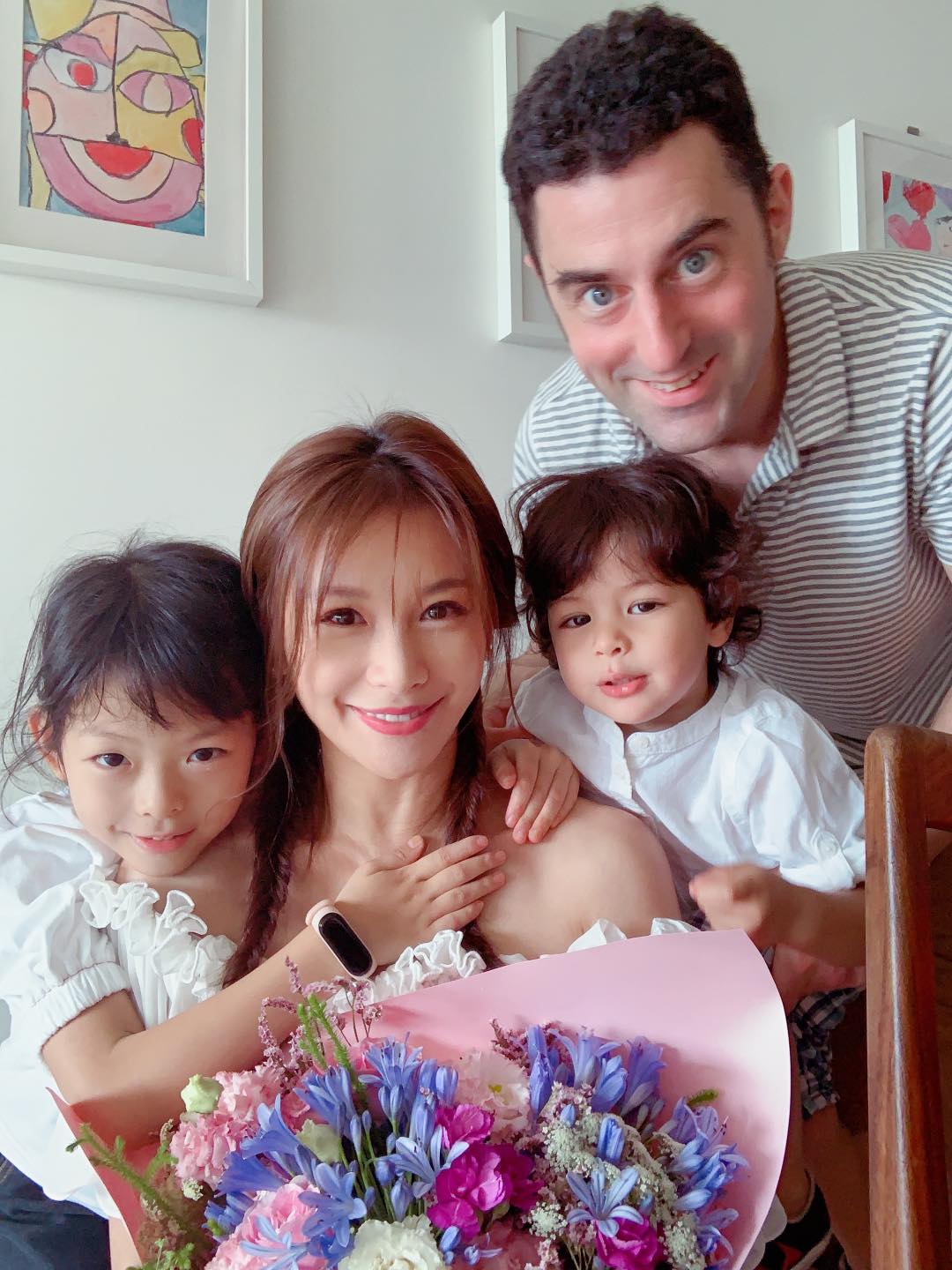 做父母不容易！艾莉絲曝「混血兒搗蛋證據」：理智線快斷　下秒「兒燦笑曬傑作」與媽媽表情成對比