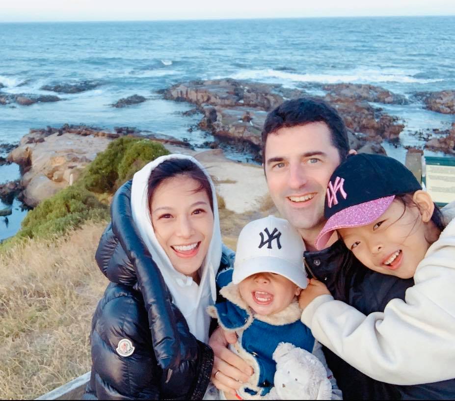 做父母不容易！艾莉絲曝「混血兒搗蛋證據」：理智線快斷　下秒「兒燦笑曬傑作」與媽媽表情成對比