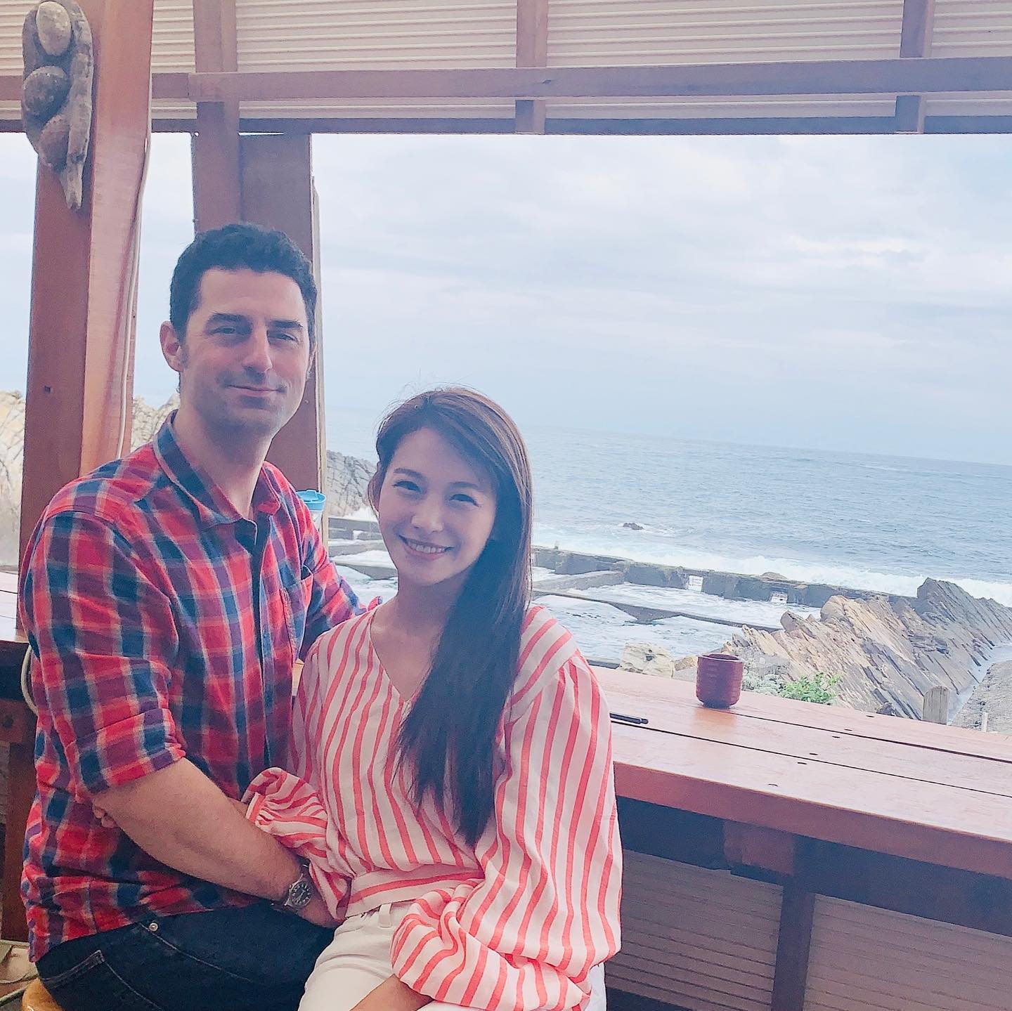 做父母不容易！艾莉絲曝「混血兒搗蛋證據」：理智線快斷　下秒「兒燦笑曬傑作」與媽媽表情成對比