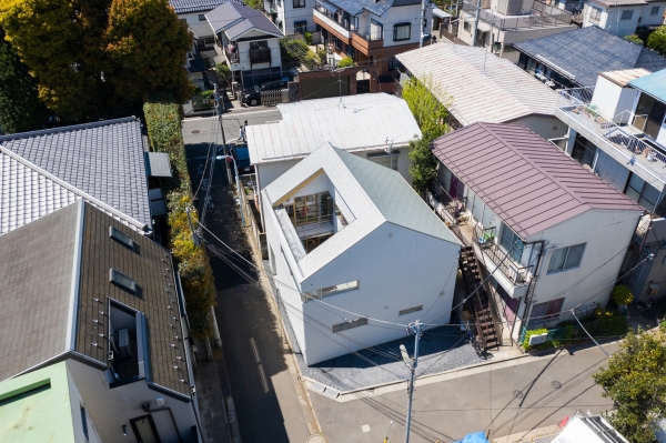 顛覆傳統設計！純白房宅「屋頂只做一半」暗藏玄機　走進屋中「窗外絕佳視野」網讚：越夜越美麗