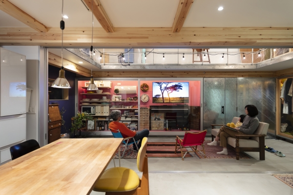 顛覆傳統設計！純白房宅「屋頂只做一半」暗藏玄機　走進屋中「窗外絕佳視野」網讚：越夜越美麗