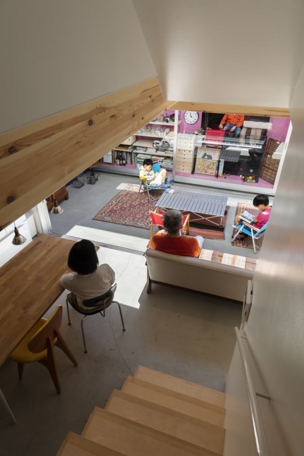 顛覆傳統設計！純白房宅「屋頂只做一半」暗藏玄機　走進屋中「窗外絕佳視野」網讚：越夜越美麗