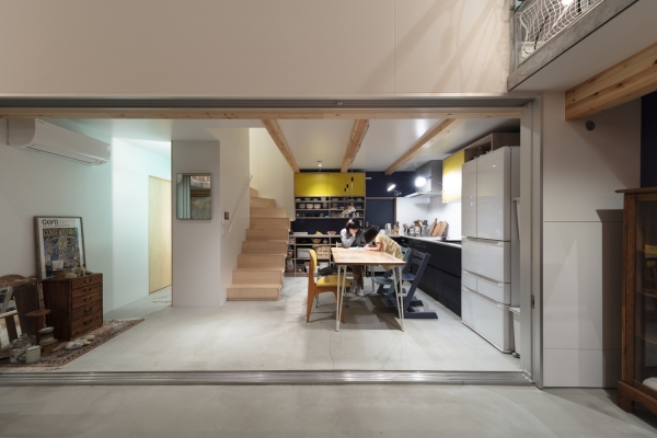 顛覆傳統設計！純白房宅「屋頂只做一半」暗藏玄機　走進屋中「窗外絕佳視野」網讚：越夜越美麗