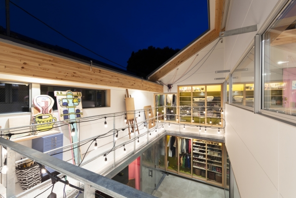 顛覆傳統設計！純白房宅「屋頂只做一半」暗藏玄機　走進屋中「窗外絕佳視野」網讚：越夜越美麗