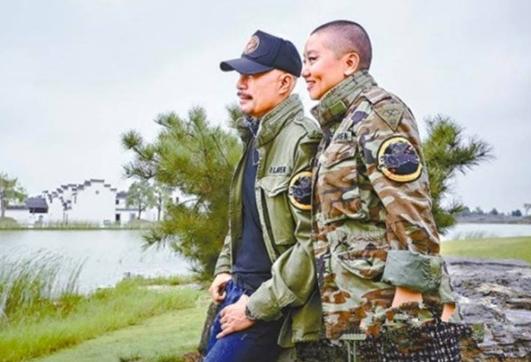 26年前一見鍾情！徐錦江「向過路女兵求婚」被罵神經病　半年後第3次見面「結為夫妻」愛情故事如小説