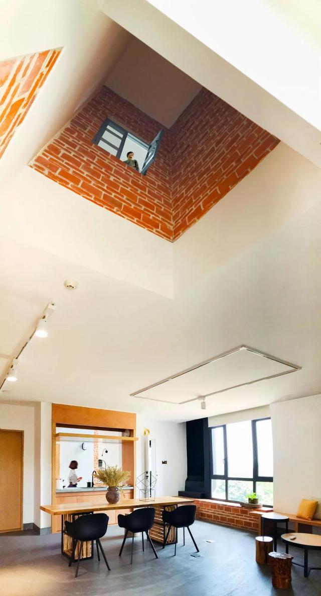 美得像幅畫！她揪5友同住「大改453坪廢棄空間」　獨立6房互相連接「整棟樓如立體村莊」拋下隱私卻幸福