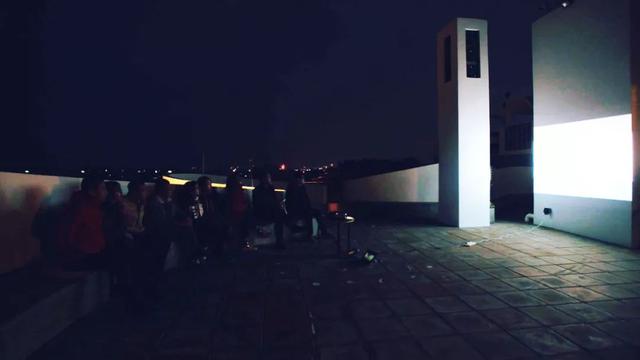 美得像幅畫！她揪5友同住「大改453坪廢棄空間」　獨立6房互相連接「整棟樓如立體村莊」拋下隱私卻幸福
