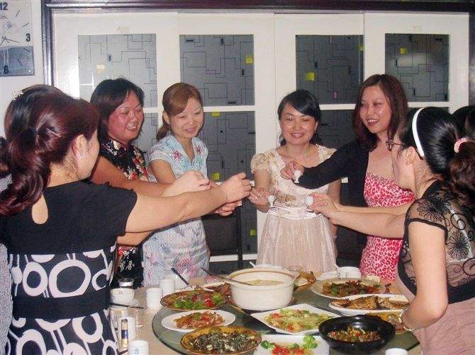 同學聚會！有錢的和沒錢的「各坐一桌」　結帳後卻有10人「退出同學群」老同學：這麼做有錯嗎？