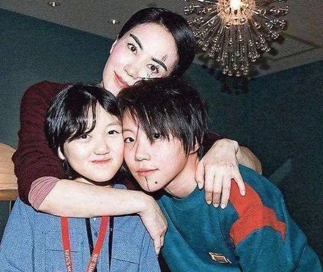 昔因唇裂毀容！王菲女兒「17歲術後近照」曝光　曬出修長美腿「轉正臉令人驚艷」網讚：跟媽媽好像