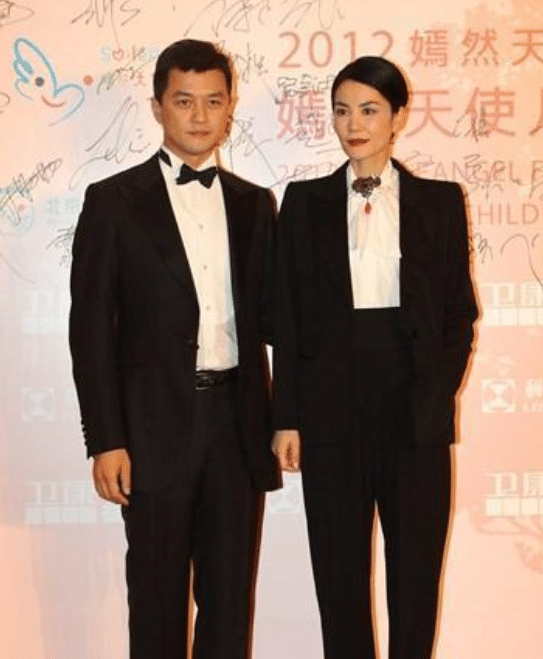 昔因唇裂毀容！王菲女兒「17歲術後近照」曝光　曬出修長美腿「轉正臉令人驚艷」網讚：跟媽媽好像