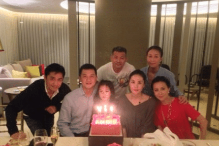 昔因唇裂毀容！王菲女兒「17歲術後近照」曝光　曬出修長美腿「轉正臉令人驚艷」網讚：跟媽媽好像