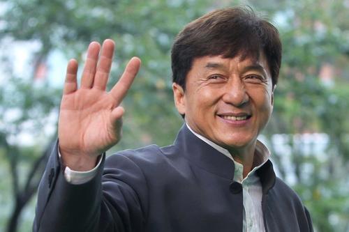 嚇哭導演！65歲成龍「被船直接蓋到水下」消失45秒動彈不了　 至今後怕「手一直發抖」：以為會沒命