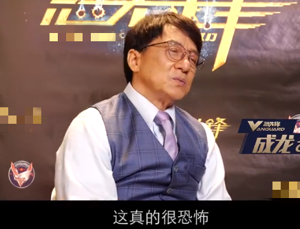 嚇哭導演！65歲成龍「被船直接蓋到水下」消失45秒動彈不了　 至今後怕「手一直發抖」：以為會沒命