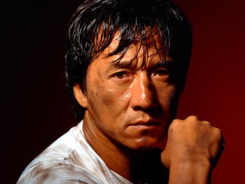嚇哭導演！65歲成龍「被船直接蓋到水下」消失45秒動彈不了　 至今後怕「手一直發抖」：以為會沒命