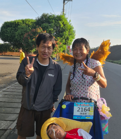 獨養癱兒20年！單親媽「為子推輪椅環島」每滴汗都是愛　謝胡瓜支持「曝唯一心願」所有人都哭了