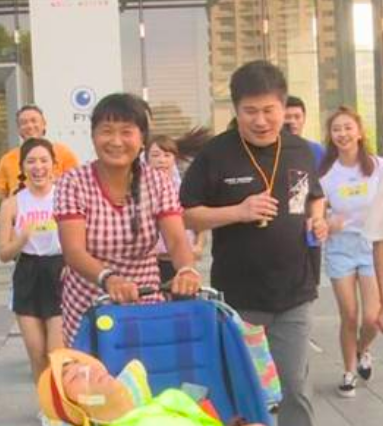 獨養癱兒20年！單親媽「為子推輪椅環島」每滴汗都是愛　謝胡瓜支持「曝唯一心願」所有人都哭了