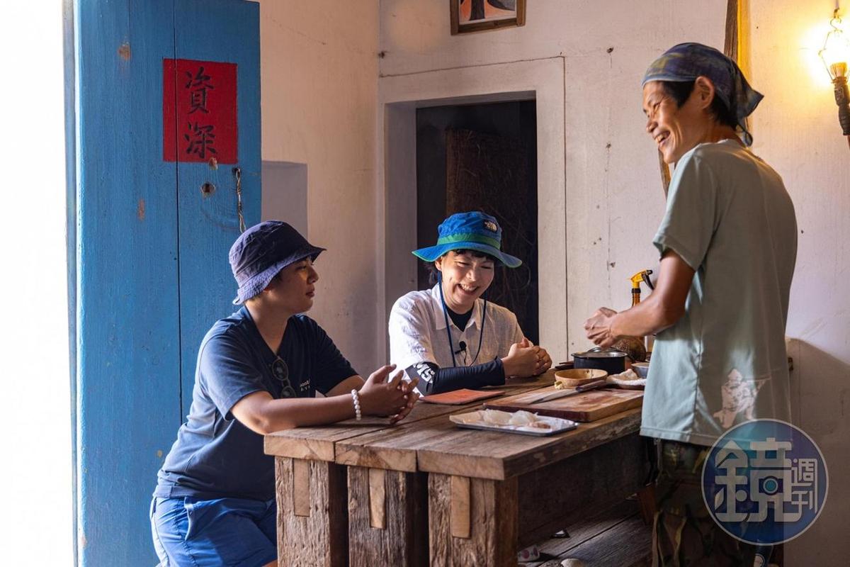 獨居澎湖小島！神秘年輕人「三合院原始生活曝光」2年自給自足　擁超狂背景「燒得一手好菜」5星級擺盤