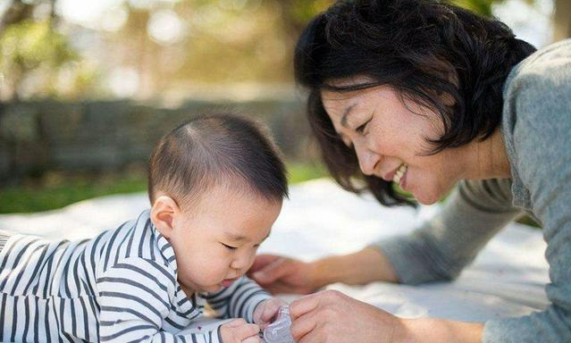 差別對待？婆婆給​倆媳婦帶孩子「 收大嫂2萬工資」　拒收「小媳婦1萬工資」卻被大讚：真智慧！