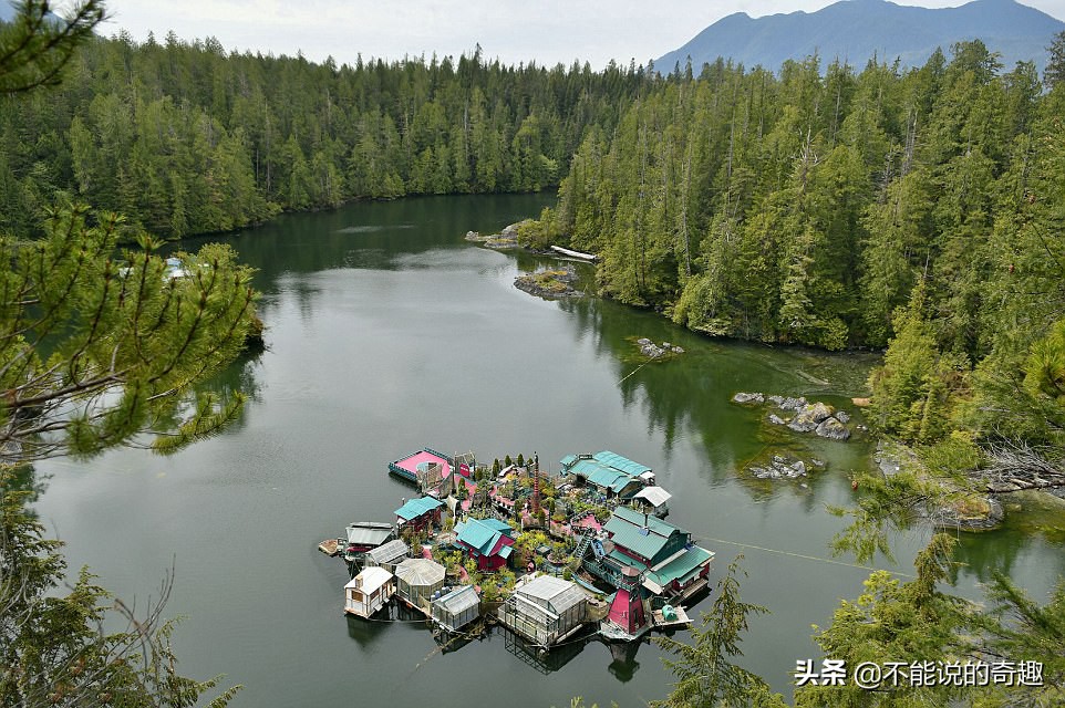 浮在水上的「自由灣」！夫妻捨棄都市生活「自建水上房屋」漂流28年，遠離都市煩囂「出門全靠船」
