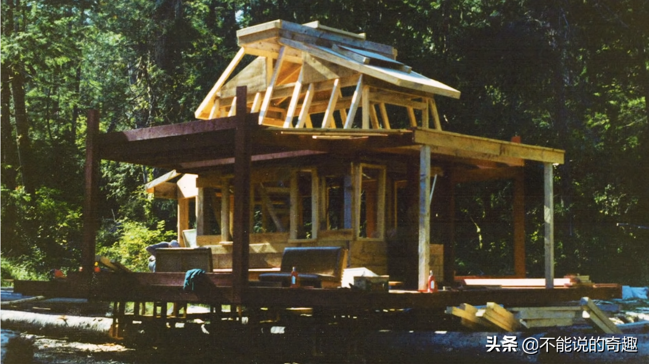 浮在水上的「自由灣」！夫妻捨棄都市生活「自建水上房屋」漂流28年，遠離都市煩囂「出門全靠船」