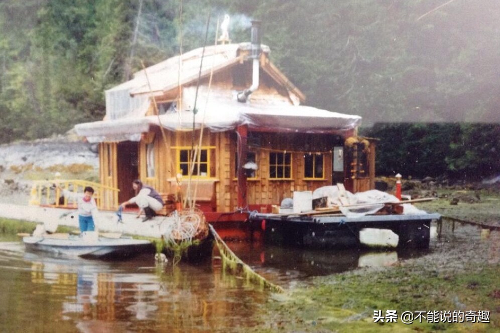 浮在水上的「自由灣」！夫妻捨棄都市生活「自建水上房屋」漂流28年，遠離都市煩囂「出門全靠船」