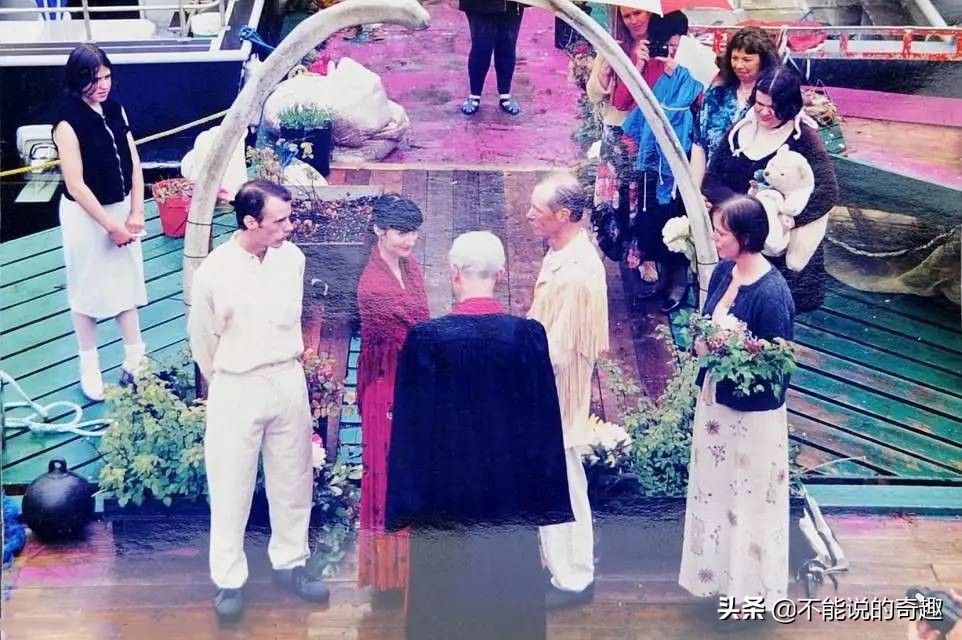 浮在水上的「自由灣」！夫妻捨棄都市生活「自建水上房屋」漂流28年，遠離都市煩囂「出門全靠船」