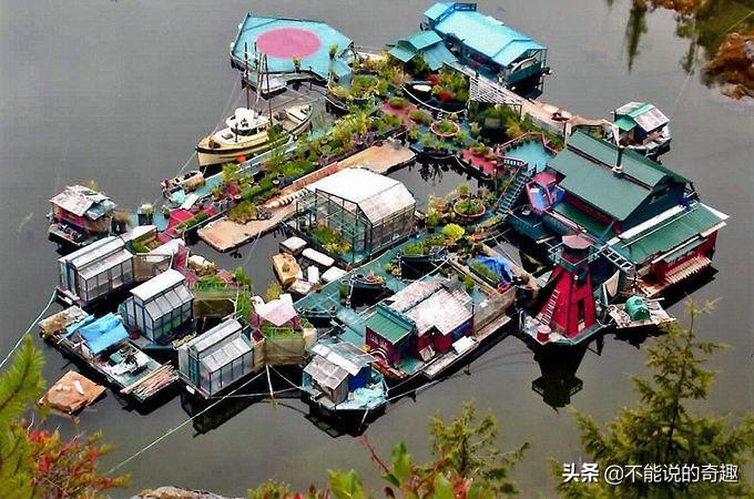 浮在水上的「自由灣」！夫妻捨棄都市生活「自建水上房屋」漂流28年，遠離都市煩囂「出門全靠船」