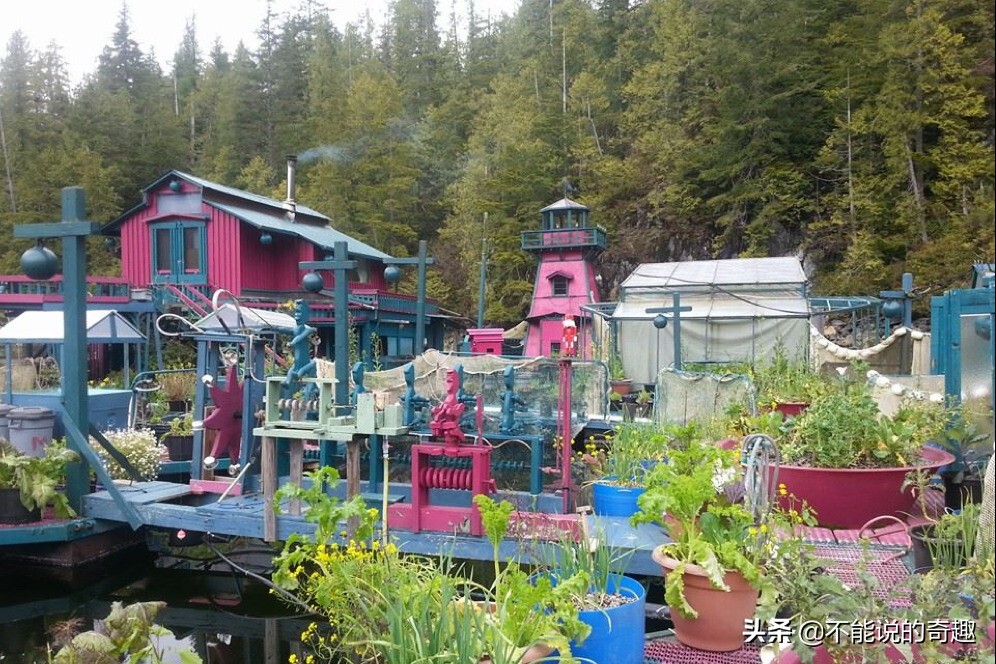 浮在水上的「自由灣」！夫妻捨棄都市生活「自建水上房屋」漂流28年，遠離都市煩囂「出門全靠船」