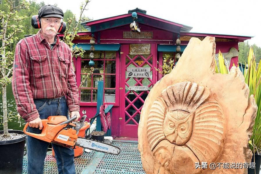 浮在水上的「自由灣」！夫妻捨棄都市生活「自建水上房屋」漂流28年，遠離都市煩囂「出門全靠船」