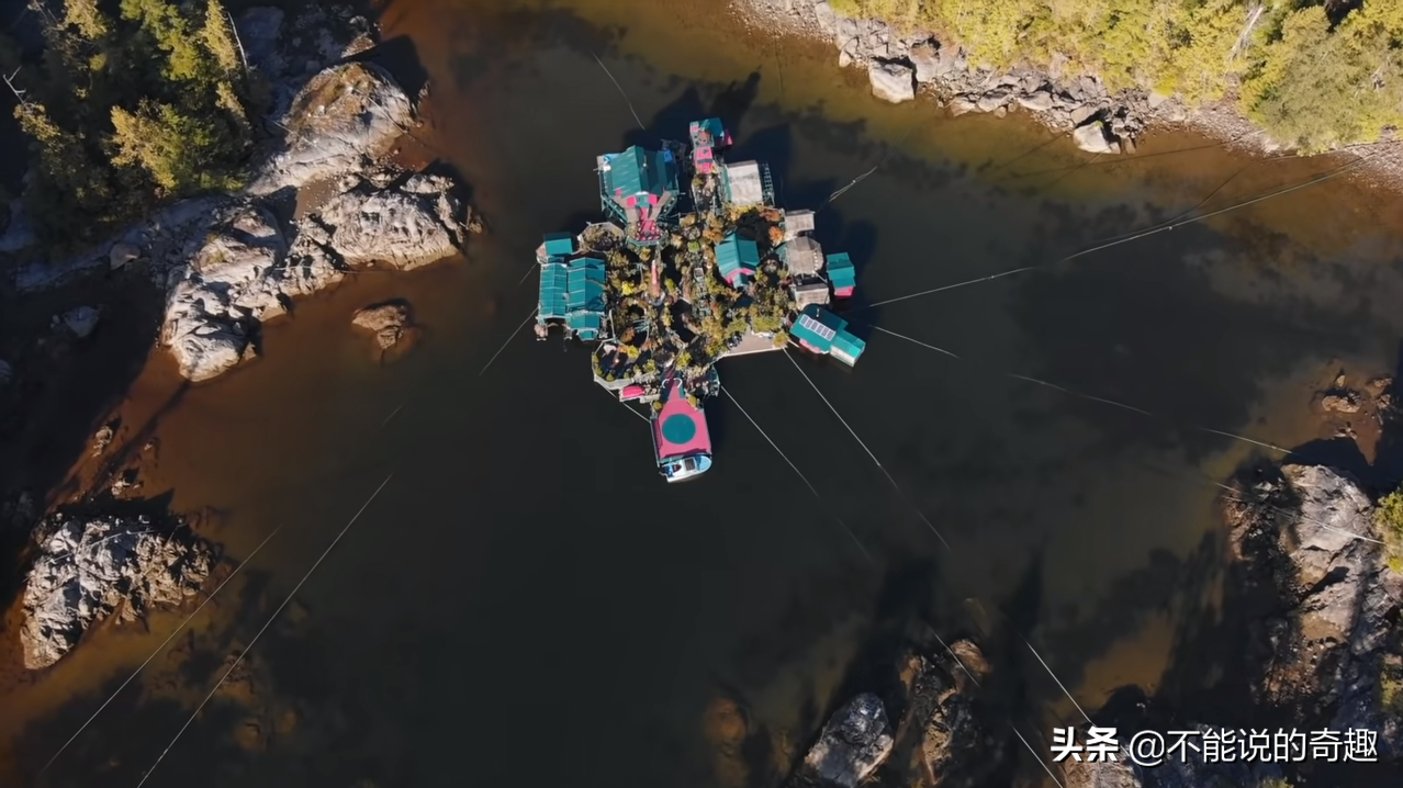 浮在水上的「自由灣」！夫妻捨棄都市生活「自建水上房屋」漂流28年，遠離都市煩囂「出門全靠船」