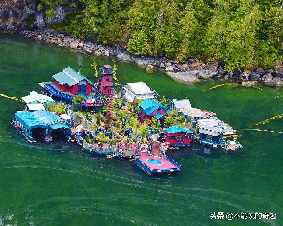 浮在水上的「自由灣」！夫妻捨棄都市生活「自建水上房屋」漂流28年，遠離都市煩囂「出門全靠船」