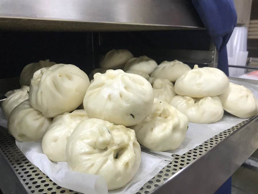 愛貪小便宜！老人「一口氣買30顆包子」結帳爆氣：怎麼沒多送？　店員「幽默化解又被狂問」網怒：已經很便宜了