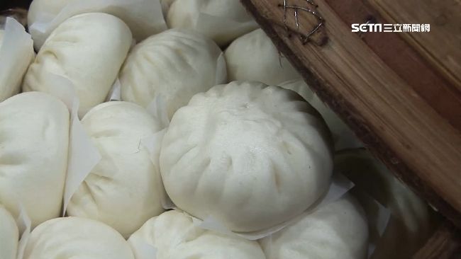 愛貪小便宜！老人「一口氣買30顆包子」結帳爆氣：怎麼沒多送？　店員「幽默化解又被狂問」網怒：已經很便宜了