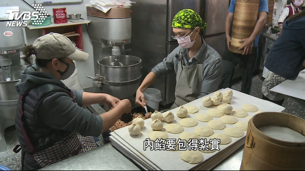 愛貪小便宜！老人「一口氣買30顆包子」結帳爆氣：怎麼沒多送？　店員「幽默化解又被狂問」網怒：已經很便宜了